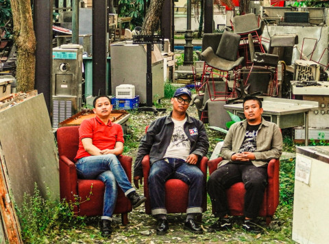 Otakotormedia - Pada perayaan 25 tahun Demajors, saya berkesempatan untuk berbincang dengan Gerry dan Gilang Fresandy, basis dari Dirty Ass, sebuah band asal Tangerang yang dikenal dengan gaya musik garage rock, punk, dan rock n roll penuh energi. Dalam wawancara eksklusif ini, mereka berbagi cerita mengenai perjalanan panjang mereka dalam bermusik, tantangan dalam membagi waktu antara pekerjaan, ngeband, dan kolektif Elang Terbang. Serta bagaimana mereka dapat bisa berkoneksi dengan scenester lain di kancah musik internasional. Dirty Ass, band yang beranggotakan Gerry Lainil Fauzi (Vokal dan gitar), Bayu Samudro (drum) dan Gilang Fresandy (bass) telah merilis beberapa album dan karya, termasuk EP, split album, dan kompilasi. Mereka dikenal sebagai band yang produktif dalam berkarya, dengan rilisan seperti vinyl ‘7 inch’ dan ‘12 inch’ yang sempat dirilis di US dan Belanda. Tahun 2023 mereka merilis Album 7" Setubuhi Dirimu Sendiri - Slovenly Recordings (US) dan 12" 4Way Split w/ HONG!, Fake Fun & Squeling Nipples (Netherland) - Fuckingtrash Records. Kemudian di tahun 2024 mereka merilis, Dirty Ass Live Albums (Digital on Bandcamp). Terakhir tahun 2025 Album 7" Manifes - Demajors Records (IN). Dalam percakapan ini, Gerry dan Gilang menjelaskan bagaimana mereka mengelola waktu untuk menjaga eksistensi band, meskipun masing-masing personel juga memiliki proyek lainnya. Mereka juga membahas mengenai pengaruh Elang Terbang kolektif terhadap karir mereka, yang memberi banyak kesempatan untuk berkolaborasi dengan band-band lain serta membangun jejaring yang lebih luas. Melalui cara ini, mereka mampu menjangkau pasar internasional, khususnya di negara-negara seperti Amerika Serikat dan Belanda. Berikut wawancara dengan Gerry, gitaris dan Gilang, basis Dirty Ass: A: Dirty Ass dikenal sebagai band yang cukup produktif di kalangan teman-teman dari Tangerang dan juga kolektif Elang Terbang. Gimana caranya bagi waktu, antara kerja, ngeband, dan kolektif? Gery: Yang jelas karena kita senang sih melakukan itu semua ya. Ya lu tahu kan istilahnya kayak lu lagi jalan di sebuah gunung dan lu terperosok di sebuah jurang yang dalam dan lu nggak bisa naik. Nah kita udah kayak gitu sebenarnya. Udah di posisi itu. Udah di posisi yang sulit untuk nggak main musik kayaknya ya. Jadi kayaknya itu doang yang bisa lu lakuin. Gilang: Basicnya karena udah senang main musik aja. Udah nyemplung. A: Kalian udah berapa album sih, empat ya? Hampir 10 rilisan ya? Gery: Pokoknya kalau album tiga, terus kalau sama EP sendiri dua. Sama ada beberapa EP dan split album. Iya kompilasi sama beberapa rilis single gitu. Tapi kalau berbicara album fisik mungkin nggak sampai 10 ya. Terakhir itu kita rilis (vinyl) '7 inch' sama '12 inch' di US sama di Belanda. Gilang: Nggak sampai sepuluh. Triway split, Fourway split. Beberapa kompilasi. A: Apa yang bikin Dirty Ass masuk radar teman-teman di luar negeri, khususnya kayak di US atau Belanda? Sementara banyak band-band di Indo yang agak kesulitan untuk menjangkau ke sana. Tips-nya mungkin? Gilang: Networking. Networking pasti. Ya bener. Nah kalau misal kayak lu sebatas kenalan di Facebook aja sebatas ngobrol-ngobrol gitu, mungkin nanti bisa meluas jaringannya. Itu kalau menurut gue sih nggak usah ragu-ragu untuk approach orang. Apalagi kayak mungkin let say dia punya record label atau dia di band yang musiknya sama kayak kita. Jadi kita bisa sharing-sharing gitu sih. Gery: Digging a rabbit hole. Iya, nebelin ya. Gue nebelin statement Gilang. Sebenarnya sama tuh kurang lebih. Terus memanfaatkan semua aset yang kita punya ya. Bandcamp itu kan memberikan kita akses untuk kita bisa komunikasi kan sama followers. Itu juga sering kita maksimalin. Jadi gue sering korespondensi sama banyak fans gue, katakan 'pendengar' aja ya, 'listener' kita di Bandcamp, terus di Facebook. Terus ya sama kayak layaknya band yang ber-kolektif dari band yang datang ke Indonesia melalui Tangerang gitu. Dari beberapa circle kita di luar Tangerang saling lempar-lempar dan segala macam, itu yang kita maintenance tuh sampai hari ini. Dan akhirnya membuat kita sampai di-notice sama banyak orang di luar negeri. Kayak gitu sih. A: Kalian kan terlibat di kolektif Elang Terbang, ada nggak pengaruhnya sama milestone-nya Dirty Ass? Gery: Waduh, itu jelas banget tuh, berpengaruh besar tuh ya. Justru itu, yang membentuk sebagaimana mental kita sekarang. Anjing.. Gilang: Itu krusial itu. Betul. Karena emang kita awal-awal sering banget main di Elang Terbang kolektif, dan kita menyambut band-band yang datang. Apalagi main pertama, jadi band pembuka kan. Itu karena nggak ada yang mau main pertama, cuma kita, Dirty Ass sih. Ya terus akhirnya menjalin komunikasi, menjalin koneksi juga dengan band yang lagi tour. Gerry: Iya jejaringnya sih. Eee, di Elang Terbang tuh kayak semacam rekreasi kita untuk bisa mengenal banyak orang ya. Terus bisa memperkenalkan musik kita secara sehat gitu. Misal gue secara personal aja, dari Elang Terbang tuh gue belajar akhirnya gue membentuk sebuah records (Roaches Records), label yang membantu teman-teman di Tangerang juga. Itu semua adalah tempat bermain. Roaches Records, tapi udah nggak ada sekarang, 2025. Itu label dari Dirty Ass, gue dan Bayu (drummer) yang bikin. Eee itu di momen-momen saat itu kita mau membubarkan Dirty Ass justru fun fact-nya. Tapi akhirnya malah merilis band dia yang lain, terus akhirnya keterusan. Itu jujur sungguh rumah yang menyenangkan. A: Masing-masing personel Dirty Ass punya banyak proyek. Gimana bagi waktu atau ada plan khusus? Gilang: Ya kalau kita sih sebenarnya fair-fair-an aja. Janji duluan mana yang kita buat. Kayak misalnya ada tawaran manggung, "Ya sorry nih kita nggak bisa. Gue udah ada main sama band sebelah." Atau misal minggu gue kerja, let say nggak bisa. Ya paling dikomunikasikan aja. Kita selalu punya solusinya kok. Either nyari pemain pengganti atau gimana. Gery: Komunikasi sih sebenarnya. Ya kan, menurut gue nih setiap permasalahan manusia itu dari bentuk komunikasinya. Ajeeng.. Ya kayak gitu sih. A: Apakah proyek di band lain jadi alter ego kalian selain Dirty Ass? Misal Gerry sama HONG! juga kencang merilis karya. Itu gimana? Gilang: Kalau gue kayaknya semua band itu alter ego gue. Yang main ego-nya adalah seorang karyawan. Hahaha. Kalau lu gimana Ger? Gery: Hahaha. Ya sebenarnya sama, itu tadi nggak ada yang ngeganggu satu sama lain selama memang lu udah tahu dari awal konsekuensinya. Gue sama Gilang tuh ada tiga, selain Dirty Ass, ada The Regards, dan Roten. Itu tiga-tiganya berbeda tuh, yang mana musiknya berbeda. Karena memang punya komitmen dan komunikasi yang bagus ya kita bisa jalan kayak gitu. Walaupun ditengah kesibukan kita lagi kerja, atau hal lainnya. Gilang: Tapi kalau gue pribadi nggak bisa statement kalau "Oh gue nih Dirty Ass aja. Atau gue The Regards aja." Pokoknya semua band yang ada gue-nya ya gue. Emang gue suka main musik aja. Nggak pengen self-proclaim. Anjayyy.. A: Tips and trick biar bisa rutin tour, bahkan bisa sampai ke luar negeri? Gilang: Emang setahun sekali rutin ya Ger? Gery: Rutin sih kayaknya. Gilang: Sebenarnya kita tour itu biasanya kalau ada rilisan baru ya. Misalnya ada rilisan baru, berarti rekaman nih. Oh rekaman nanti akan rilis dong. Nanti setelah rilis kita tour kali ya. Itu kayak udah di planning aja sih. Yang pasti balik lagi ke komunikasi, terus gue nyiapin cuti juga. Gery: Sama sih. Kalau dibilang rajin, eee, tahun kemarin berapa, 10 kota, 2 negara. Tapi bisa begitu karena memang di bisa-bisain ya. A: Secara finansial gimana untuk tour? Gery: Secara finansial, band ini sudah bisa memberikan finansial sendiri untuk berbagai macam kegiatan untuk band ini. Gilang: Alhamdulillah udah bisa motek-motek dari finansial band ini sih. Gery: Udah bisa me-manage bagaimana band ini bisa menghidupi band itu sendiri. Jadi kita bisa dibilang sudah tidak punya beban untuk membiayai si band sebenarnya kayak gitu. Walaupun itu memang butuh proses untuk di titik kayak gitu. Proses yang cukup lama sih. Sebenarnya bisa asal lu mau konsisten aja sih. Ya kayak misalkan gini, gue rilis Manifes sama Demajors dalam bentuk (vinyl) '7 inch' gitu ya, yang nanti tahun ini akan rilis. Kita udah nge-set, kita akan melakukan tour di beberapa kota. Tapi kita akan membuat waktu-waktu yang memungkinkan bisa kasih masuk agenda band. Nggak dipaksain. Gilang: Disesuaikan aja sama jadwal masing-masing. Tetap fleksibel. A: Tahun ini Dirty Ass mau ngapain lagi? Gery: Ya itu tadi, album Manifes rilis vinyl '7 inch' oleh Demajors. Langsung tour. Kayaknya lokal dulu. Ya tapi kalau ada rejeki boleh. Siapa tahu ke Afrika. Hahaha. Gilang: Ke Kenya, main di Kenya. Gery: Hahaha. Ya tapi kemanapun, untuk sementara waktu kita sudah punya plan-nya. Yang jelas kita akan tour. Daerah mananya mungkin belum bisa di-spill. Karena masih nunggu waktu kapan ini mau rilis sih, kayak gitu. Gilang: Mungkin kalau kontak-kontak kita boleh lah. You Call, I Show.