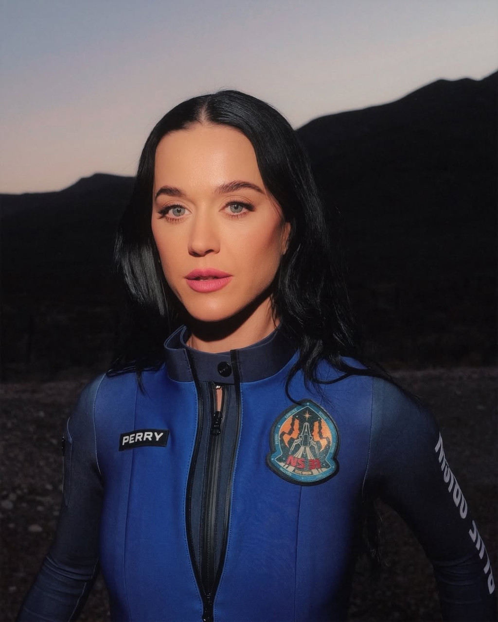 Katty Perry Langsung Cium Tanah Usai Mendarat di Bumi Kembali dari Misi Luar Angkasa All-Female Blue Origin