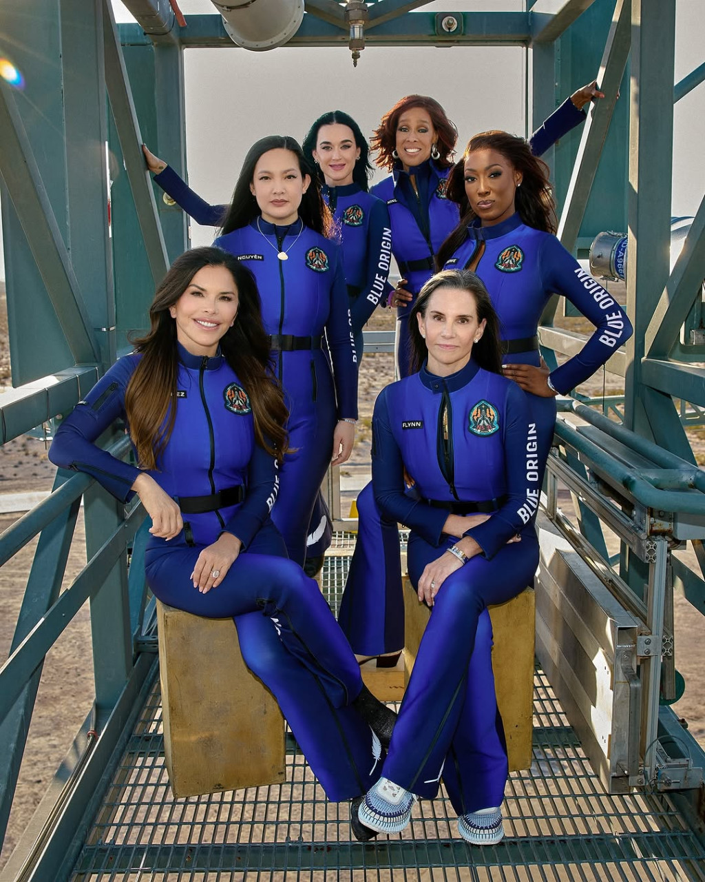 Katty Perry Langsung Cium Tanah Usai Mendarat di Bumi Kembali dari Misi Luar Angkasa All-Female Blue Origin
