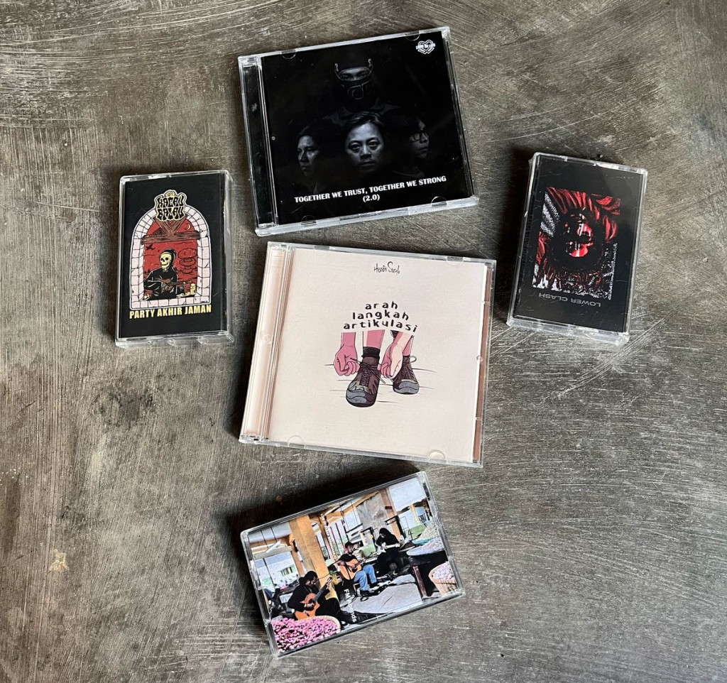 Rilisan band Klaten dalam gelaran Record Store Day Klaten 27 April 2025. Kaset Om Kacau Balau, CD Love Of Life, CD Hendri Susilo, Kaset Lower Clash, Kaset FM Abends