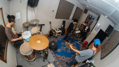 Rutherford - Take Me Back Tentang Masa Lalu yang Selalu Mengganggu